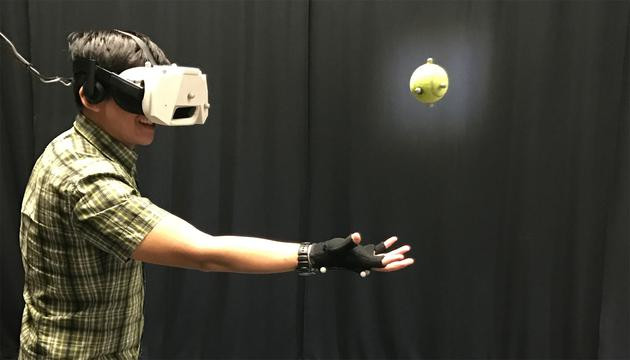戴VR眼镜抓住现实世界中的物体